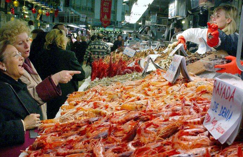 Dos mujeres compran en la pescadería de un mercado. EFE/Archivo
