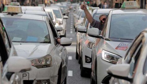 Una protesta de los taxis en València para regular las VTC. / Archivo EFE Una protesta de los taxis en València para regular las VTC. / Archivo EFE