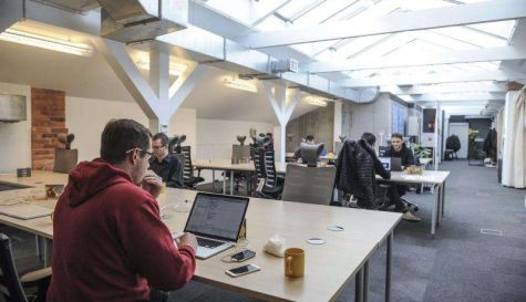 Unos jóvenes trabajando en una empresa de nueva factura. EFE/Archivo
