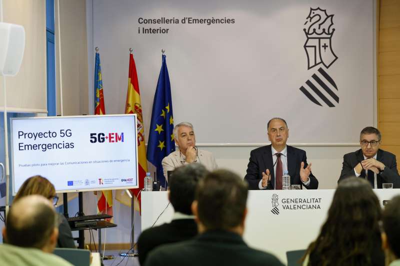 Los consellers de Economía, Hacienda y Administración Pública, José Antonio Rovira (d), de Emergencias e Interior, Juan Carlos Valderrama, y el director general de Coordinación de los Servicios de Prevención, Extinción de Incendios y Salvamento (SPEIS), Andrés Balfagó Monteagudo (i), durante el acto de presentación del proyecto 5G Emergencias. EFE/Ana Escobar
