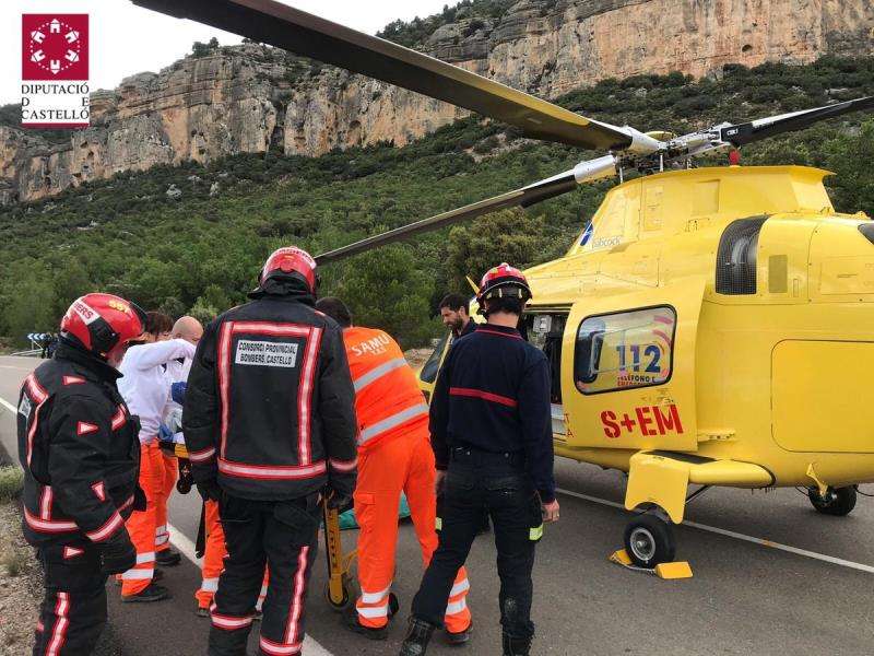 Imagen del rescate del motorista en Forcall del consorcio provincial de bomberos de Castellón. EFE