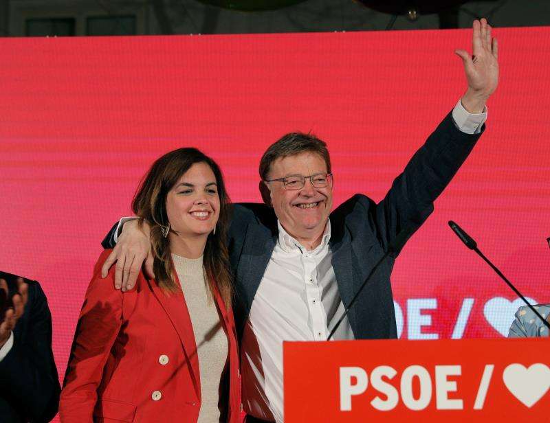 El presidente de la Generalitat en funciones Ximo Puig junto a la candidata a la alcaldía de Valencia por el PSPV, Sandra Gómez.
