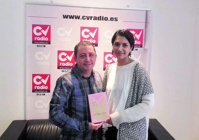 La prestigiosa ingeniera con uno de los autores de la entrevista en CV Radio./ EPDA 