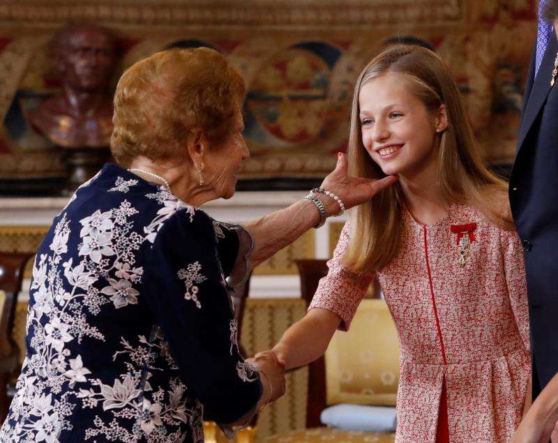 Clotilde Veniel Gómez saluda a la princesa Leonor durante el acto de condecoraciones. EFE