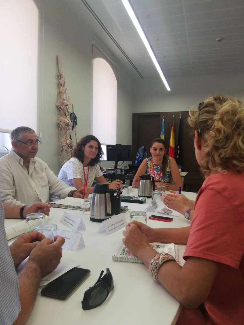Mireia Mollà y Paula Tuzón reunidas con los representantes de Egesava. EPDA
