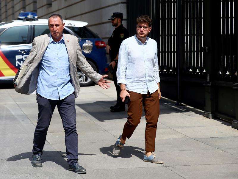 Joan Baldoví (i), a su llegada este lunes al Congreso. EFE