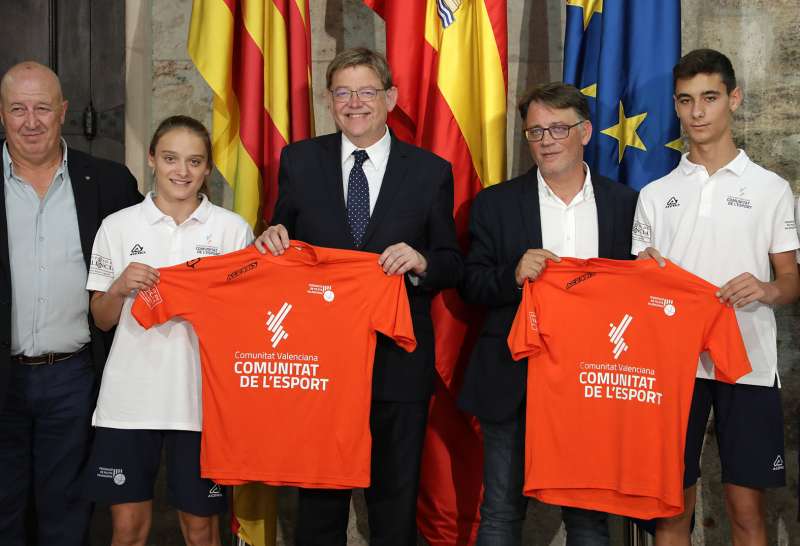 Ximo Puig con representantes de la Federación Valenciana de Pilota y selecciones juveniles. GVA