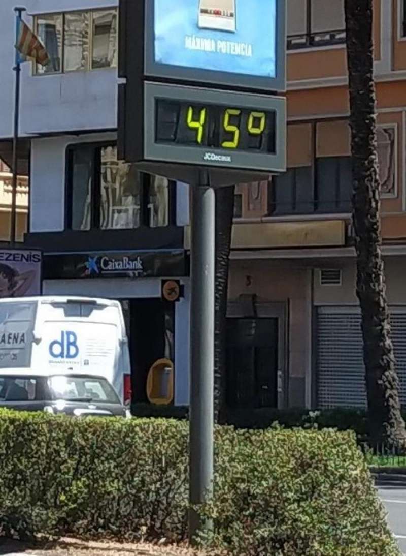 Un termómetro marca 45 grados, a las 14.30 horas, en València. EFE
