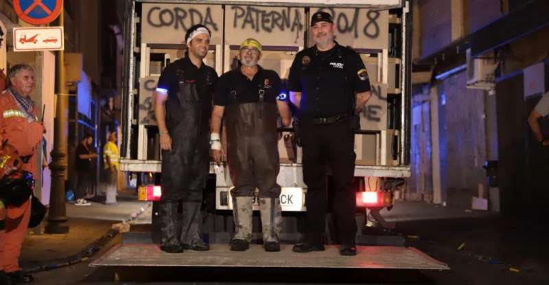 Imagen de los miembros de la Cordà y Policía Local de Paterna. EPDA