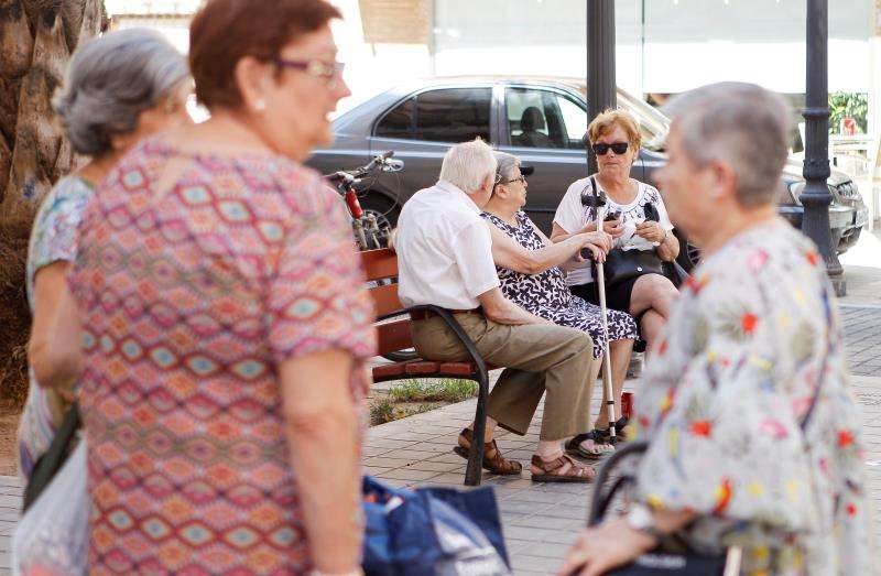 Un grupo de personas mayores conversa en la calle. EFE/Archivo