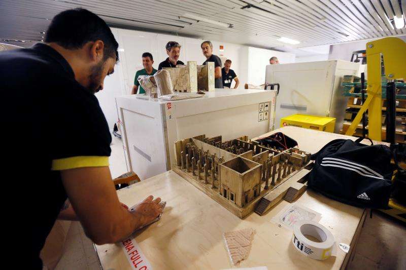 Operarios del Museo Arqueológico (MARQ) de Alicante embalan las distintas piezas arqueológicas y sus reproducciones en miniatura para enviarlas a Teherán (Irán). EFE/Manuel Lorenzo