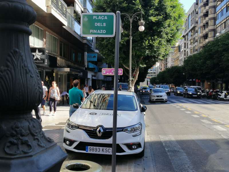 Coche de À Punt sobre la acera de la calle Colón. EPDA