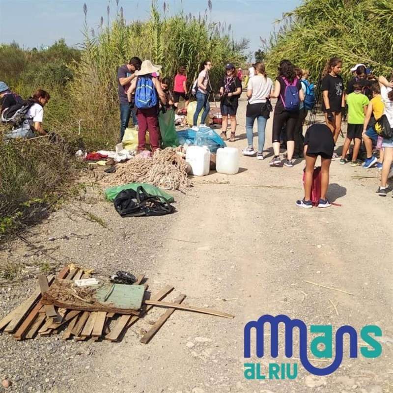 Recogida de residuos en los ríos, en una imagen compartida por Fundació Limne. EFE