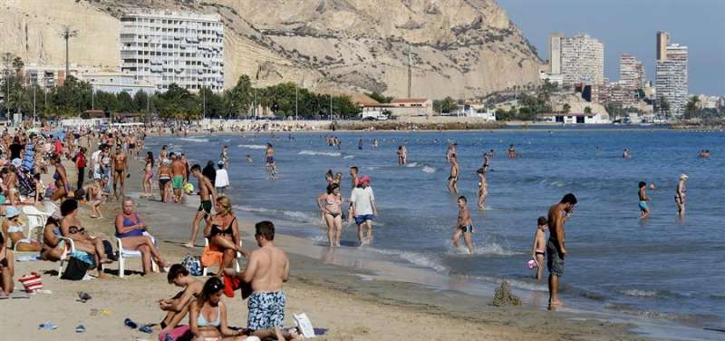 Turistas en la playa del Postiguet de Alicante durante el puente de Todos los Santos de 2016. EFE/Archivo