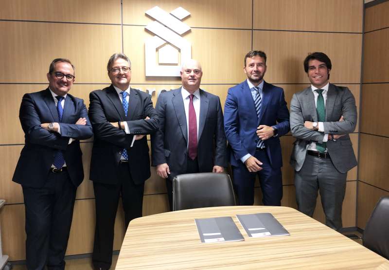 Firma de Ribera Salud con Provia.