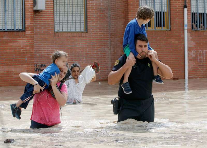 Imagen de archivo (13/09/19) del rescate de niños en un barrio de Almoradí. EFE/MORELL
