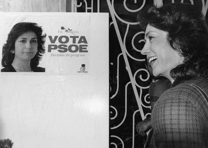 Imagen de archivo de la socialista Clementina Ródenas en la pegada de carteles para la campaña electoral de las municipales de 1991. EFE/Cárdenas/Archivo