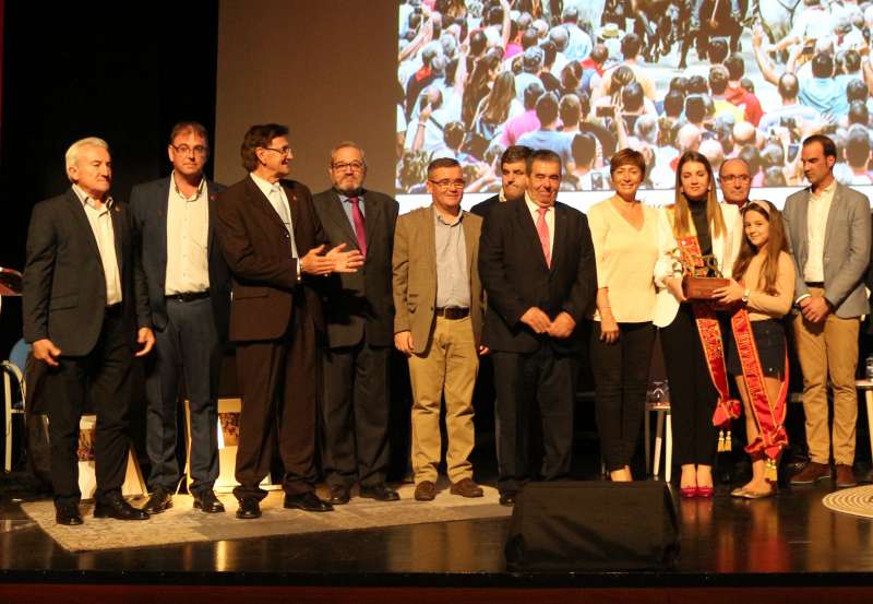 Responsables de la Peña y de la UFTAE con alcaldesa y reinas