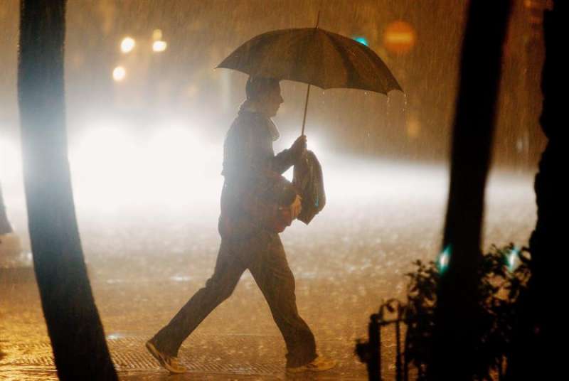 Una persona camina bajo la lluvia. EFE/Kai Försterling/Archivo