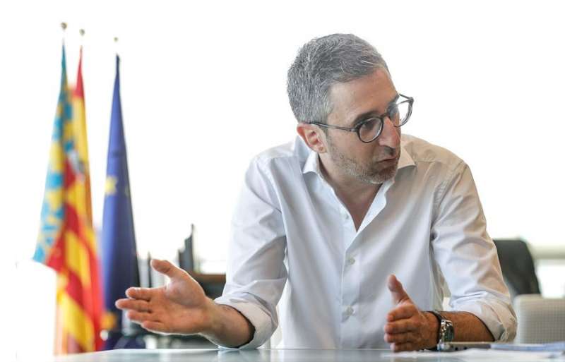 El conseller de Política Territorial, Obras Públicas y Movilidad, Arcadi España, asegura, en una entrevista con la Agencia EFE, que es ""más partidario"" de llegar a acuerdos que ""todos quieran cumplir"" que de poner ""condiciones por ley"". EFE/Manuel Bruque
