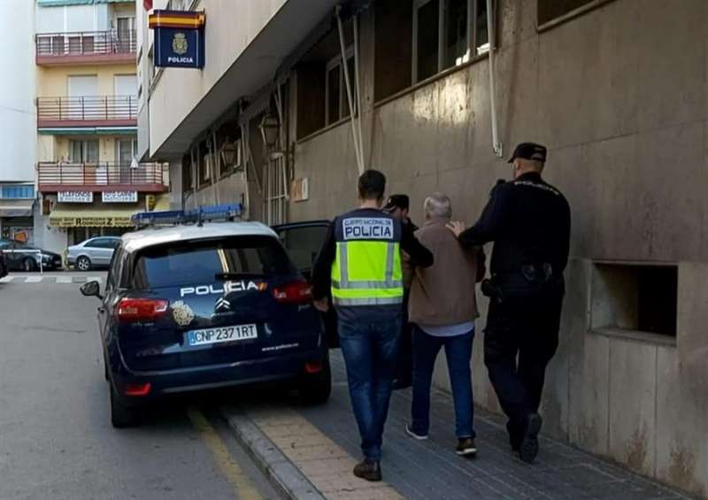 Agentes de la Policía Nacional con el detenido, en una imagen compartida por este cuerpo policial. EFE
