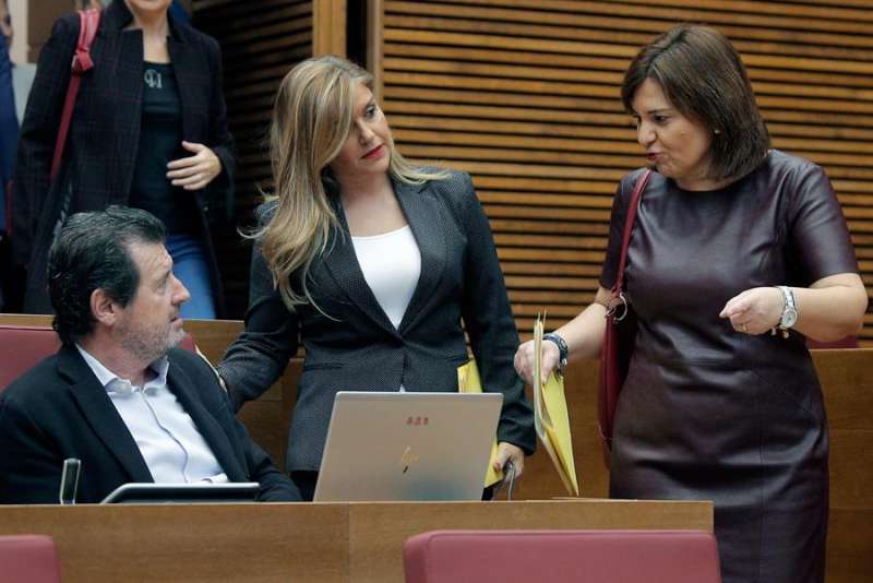 La presidenta del PPCV y portavoz de la formación en Les Corts, Isabel Bonig (d). EFE