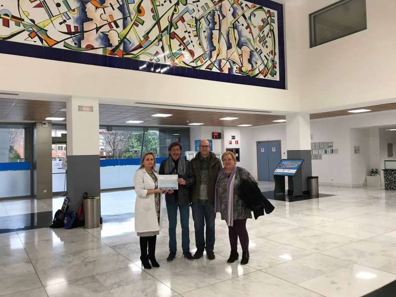 María José Fas, directora asistencial del Departamento de Salud de Manises junto a representantes de las organizaciones colaboradoras de la iniciativa Árbol Solidario. EDPA