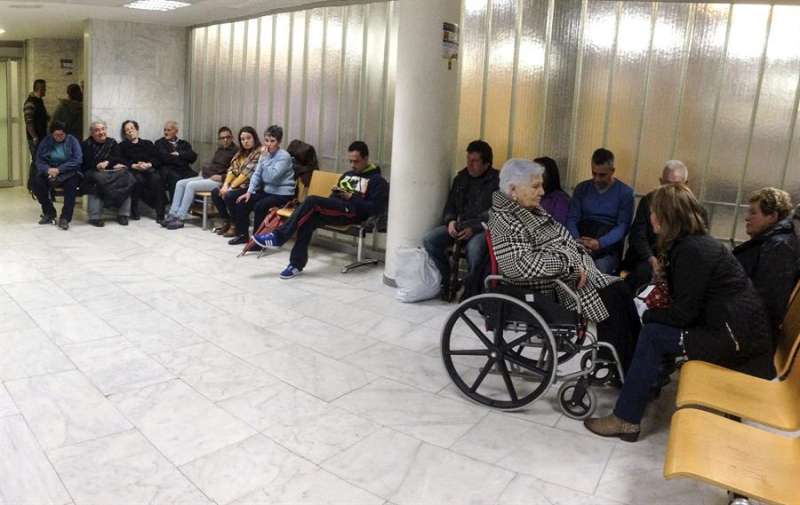 En la imagen, sala de espera de Urgencias de un hospital en plena campaña de la gripe. EFE/Archivo