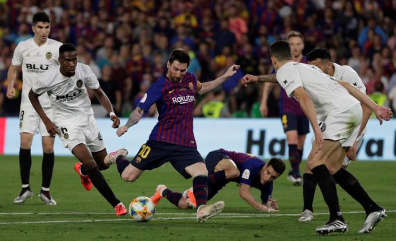 Leo Messi se dispone a chutar ante el Valencia CF, en un partido anterio. EFE/Julio Muñoz/Archivo
