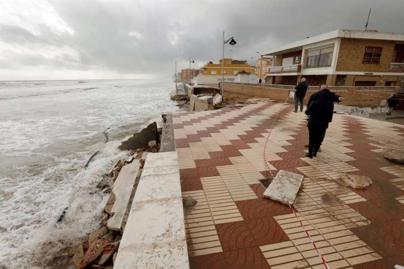 Destrozos causados estos días por la borrasca Gloria en el paseo marítimo del El Perelló (València). EFE/Juan Carlos Cárdenas
