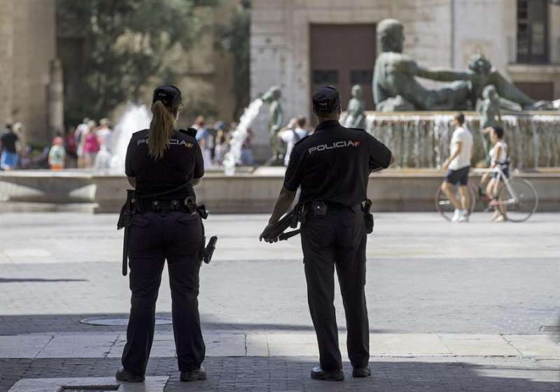 Dos agentes de la Policía Nacional de patrulla por la plaza de la Virgen de València. EFE/Manuel Bruque/Archivo