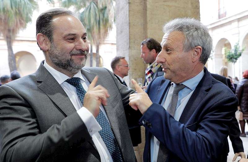 El ministro de Transporte, Movilidad y Agenda Urbana, José Luis Ábalos con el nuevo presidente de Puertos del Estado, Francisco Toledo. EFE
