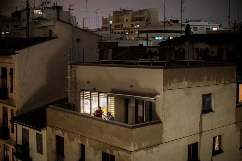 Unos vecinos de València salen al balcón de su vivienda. EFE