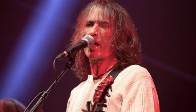 El cantante y compositor Robe Iniesta durante un concierto. EFE/Víctor Lerena