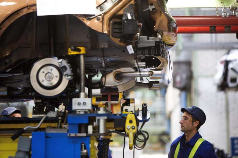 Un trabajador en la cadena de montaje de la factoría de Ford en Almussafes. EFE/Biel Aliño/Archivo