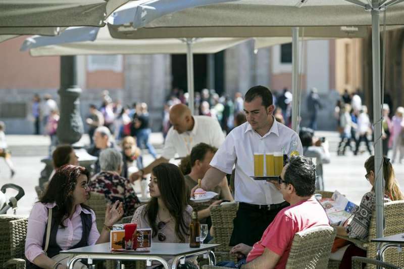Cafetería en la Plaza de la Virgen de Valencia. EFE Cafetería en la Plaza de la Virgen de Valencia. EFE
