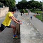 Un deportista realiza estiramientos mientras contempla el flujo de deportistas en el antiguo cauce del Turia. Un deportista realiza estiramientos mientras contempla el flujo de deportistas en el antiguo cauce del Turia.