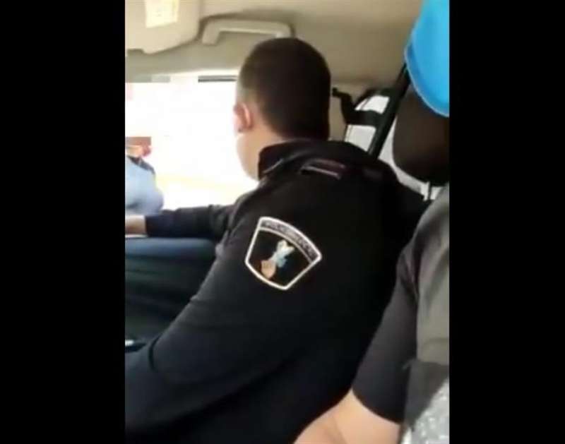 Detalle del vídeo que mostraba la humillación por parte de los policías a la mujer trans, en un tuit difundido por la Dirección General de Diversidad Sexual y Derechos LGTBI en su cuenta de Twitter. EFE