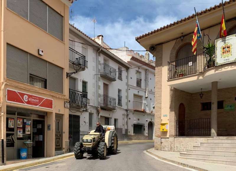 Desinfectando las calles de Torás