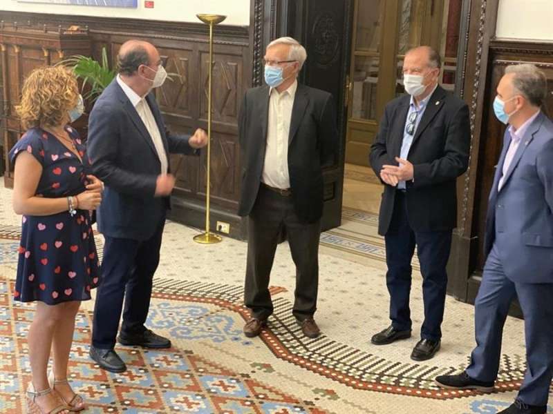 El alcalde de València, Joan Ribó, conversa con el presidente del Valencia Basket, Vicente Solà. EFE