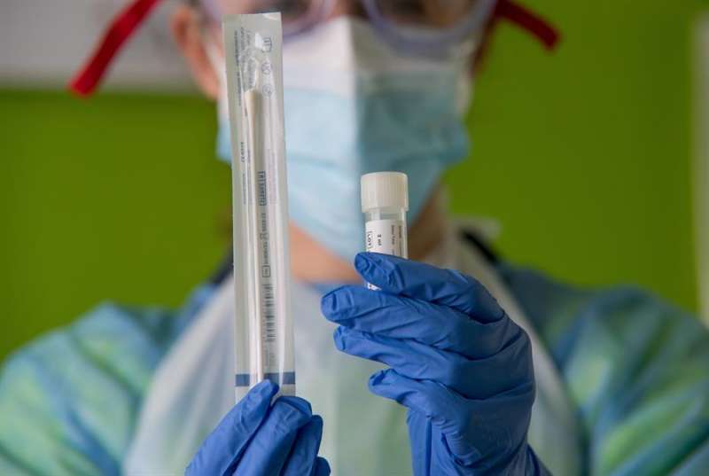 Prueba PCR de detección del COVID-19. / EFE