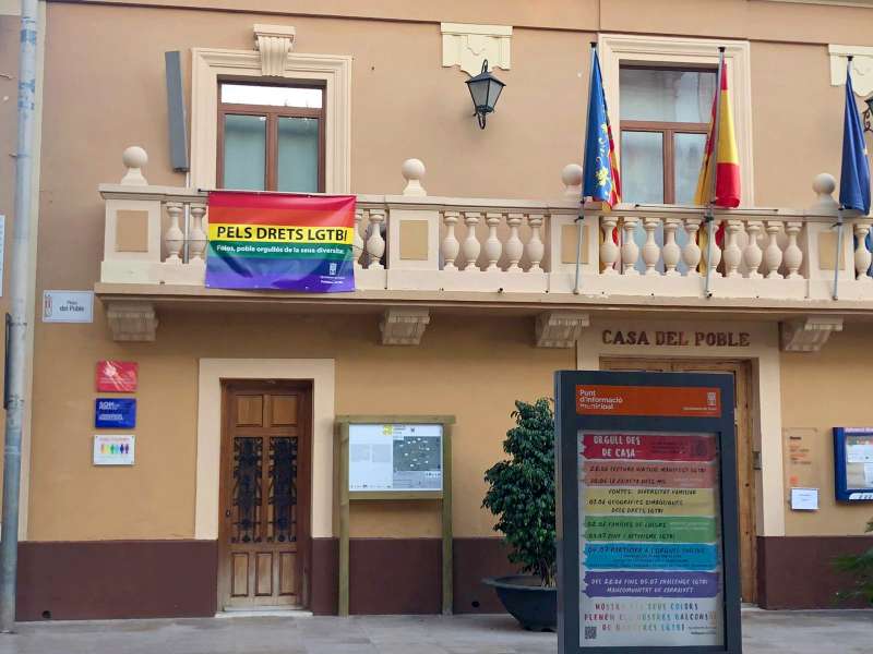 Banderas del Orgullo en el ayuntamiento de Foios. EPDA