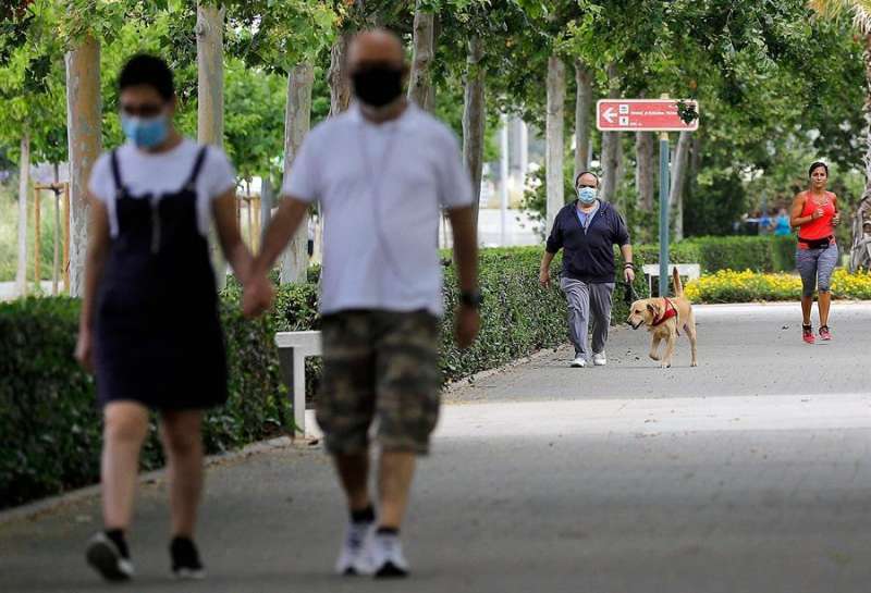 Gente con mascarillas en la calle. EPDA