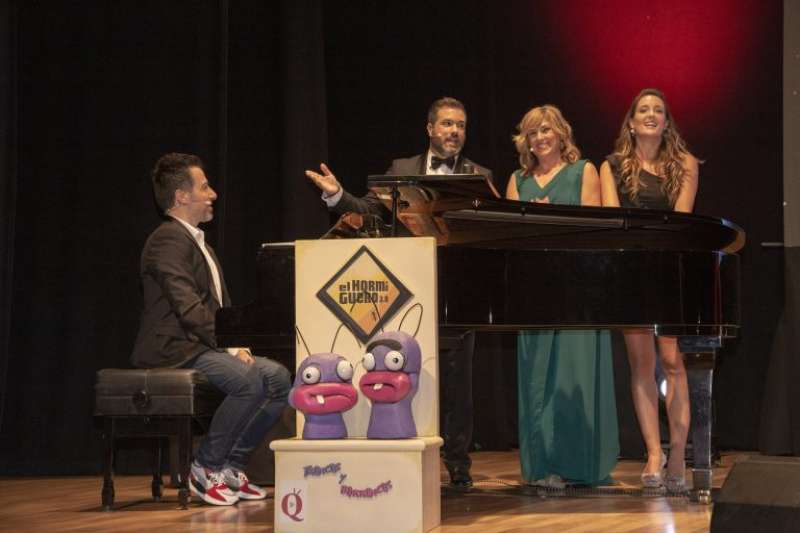Los presentadores del 2019 con el pianista Alberto de Paz. EPDA
