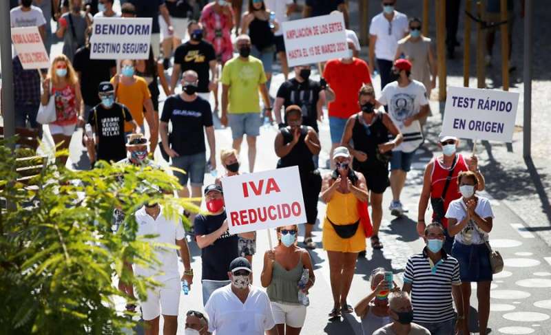 Representantes, dueños y trabajadores de los sectores de hostelería, comercio y ocio de Benidorm se manifiestan en contra de las medidas adoptadas sobre el cierre del ocio nocturno. EFE