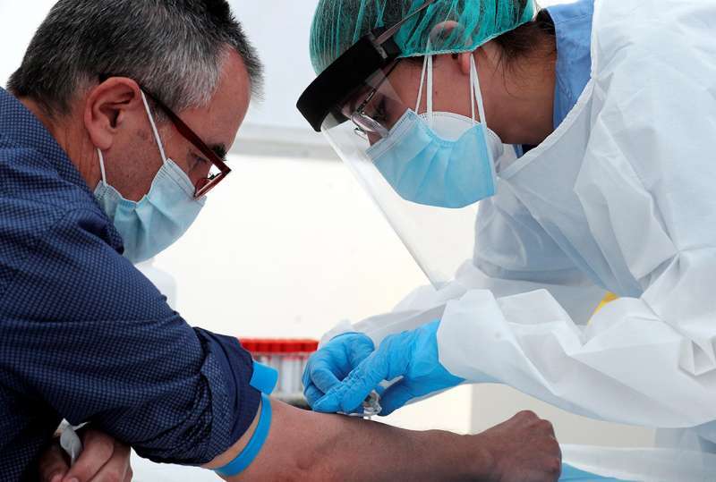 Un paciente es atendido en el hospital. EPDA.
