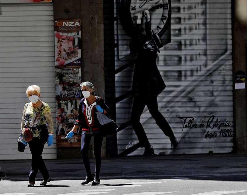 Dos mujeres con mascarilla caminan por una céntrica calle de València. EFE/Manuel Bruque/Archivo