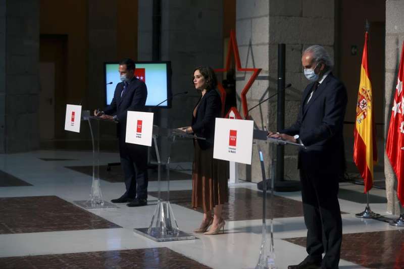 La presidenta madrileña, Isabel Díaz Ayuso, el vicepresidente madrileño, Ignacio Aguado (izda), y el consejero de Sanidad de Madrid, Enrique Ruiz, ofrecen una rueda de prensa para anunciar las restricciones de movilidad para hacer frente al coronavirus. EFE/JuanJo Martín