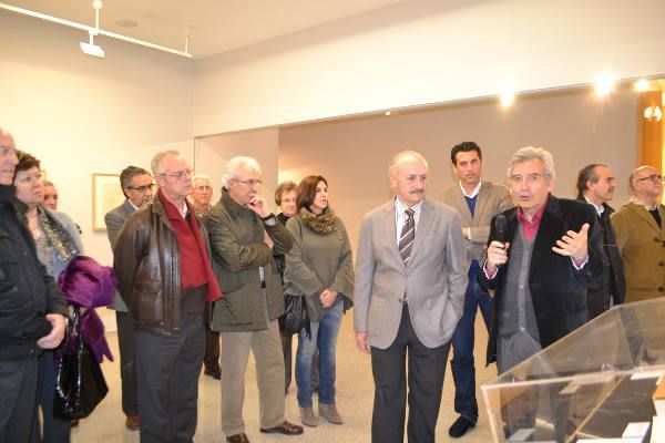 Los asistentes observan las obras de arte. EPDA