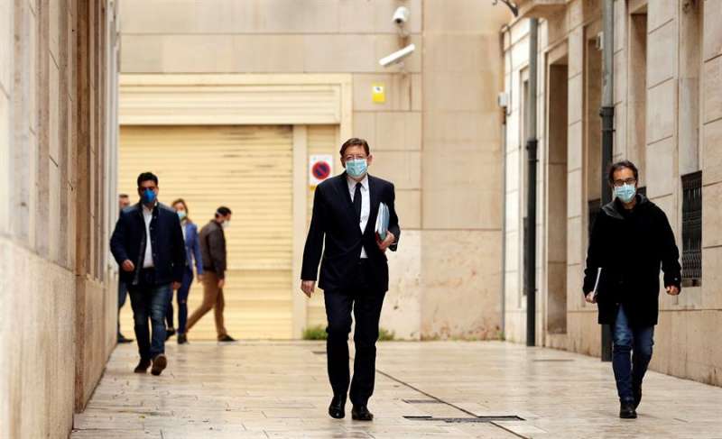 El president de la Generalitat, Ximo Puig, con mascarilla, acude a Les Corts. EFE/Juan Carlos Cárdenas/Archivo